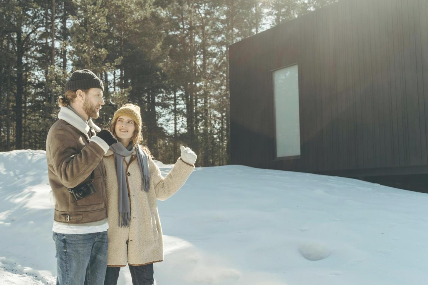 Famiglia che lavora insieme su attività pratiche durante un incontro del percorso